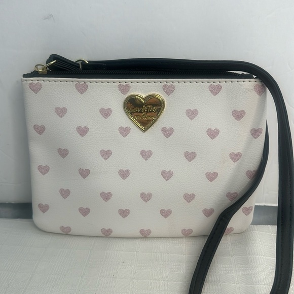 Luv Betsey by Betsey Johnson wristlet / crossbody bag white/pink hearts NWOT! - Picture 1 of 10